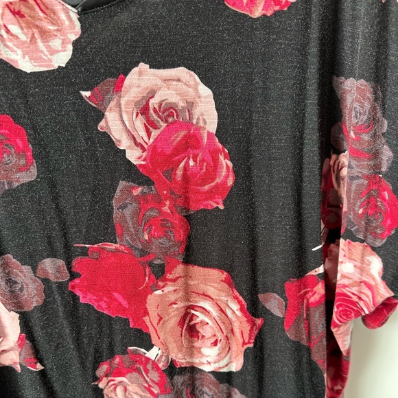 Black top with pink and red flowers - Picture 4 of 5